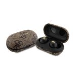 GUESS PU METAL LOGO bluetooth fülhallgató SZTEREO (v5.3, TWS, mikrofon, zajszűrő, IPX5 vízálló + töltőtok) BARNA